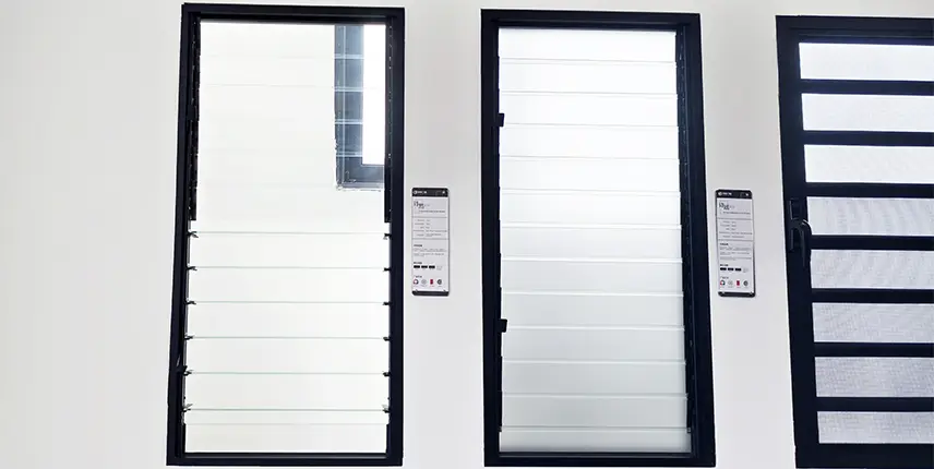 Finestra scorrevole in alluminio con tende integrate per la privacy del bagno e resistente all'umidità